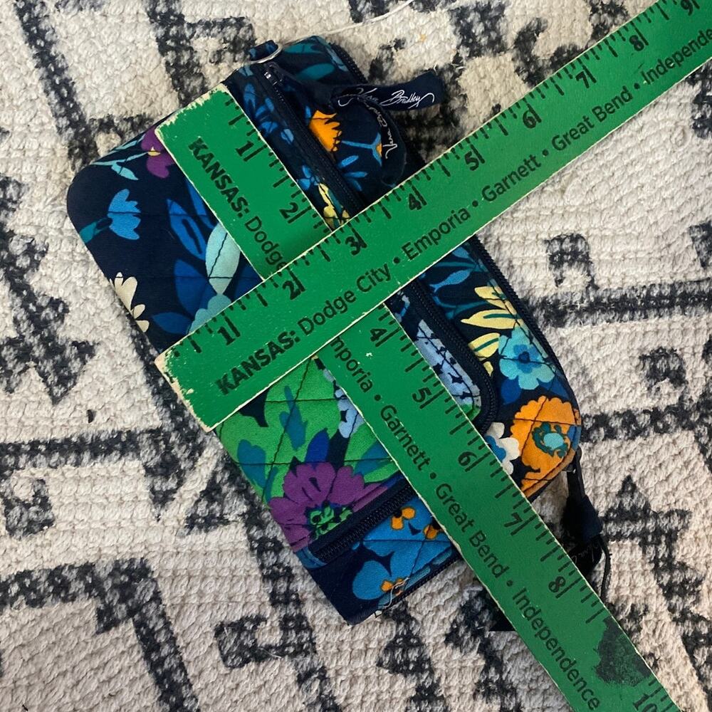 Vera Bradley Quilted Floral midnight blues
Zip Around Wristlet Wallet Pouch - Picture 3 of 4